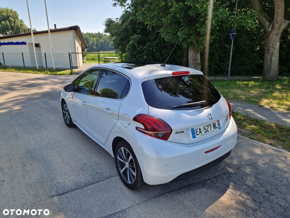 Peugeot 208 - 8