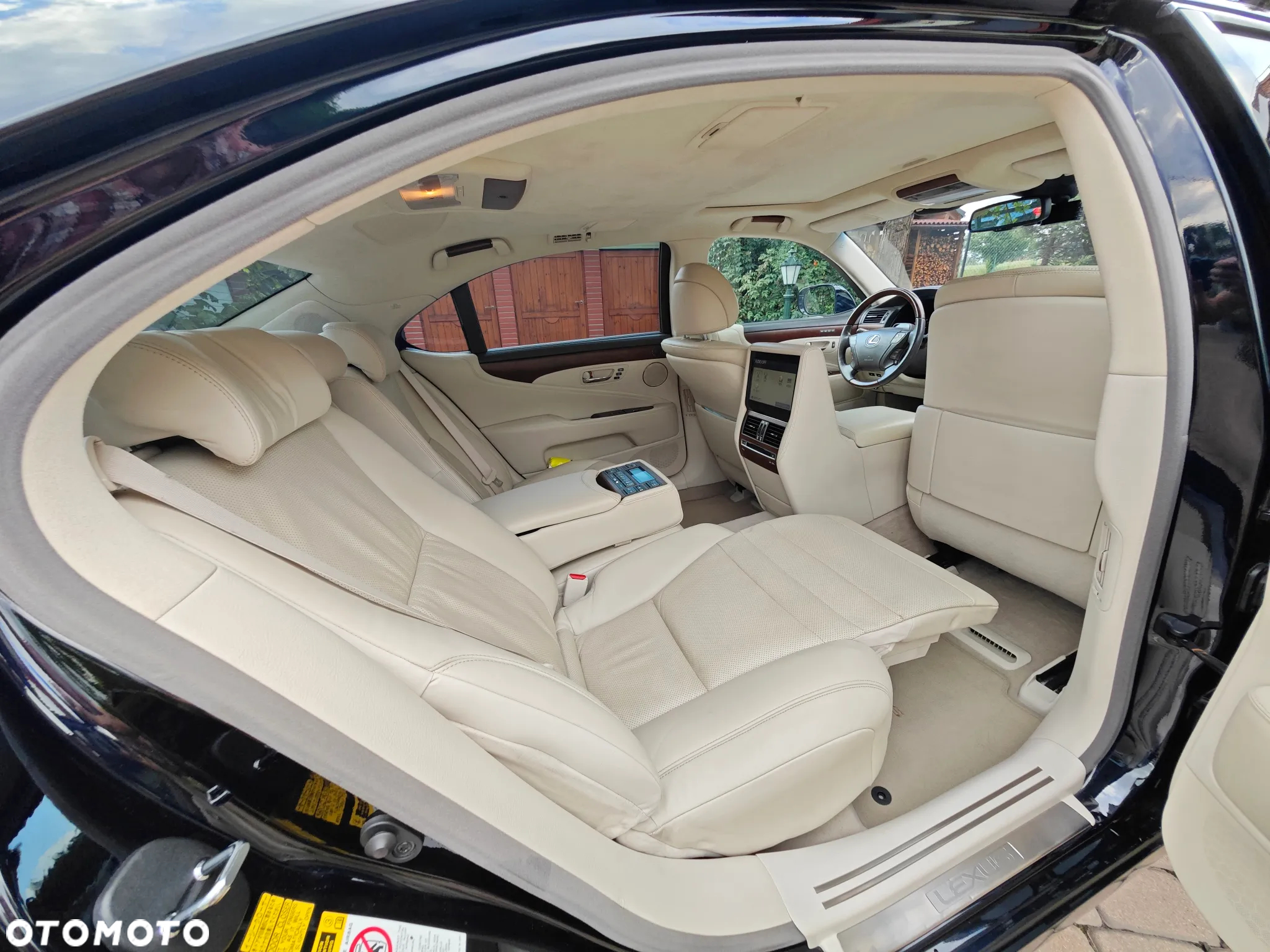 Lexus LS 600h L Superior - 24