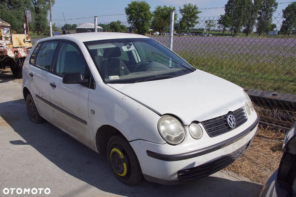 Auto na części - Volkswagen Polo IV 9N 1.2 54 KM AWY FSP LB9A 2002R Silnik Skrzynia Drzwi Maska Błotnik Zderzak Klapa Lampa Lusterko Klamka Szyba Deska Kokpit Sterownik Moduł Czujnik Licznik Panel Kierownica - 1