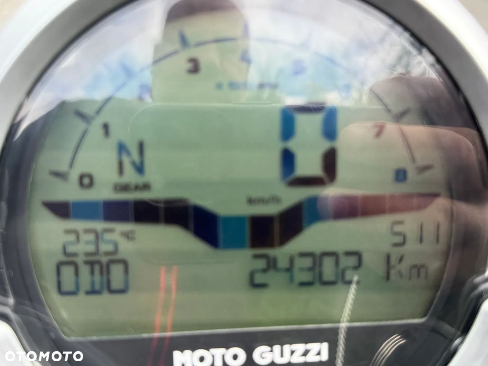 Moto Guzzi V7 - 24