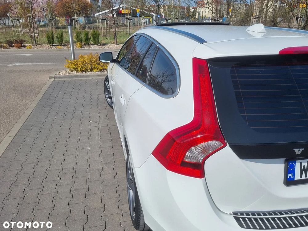 Volvo V60 D6 AWD Plug-in Hybrid R-Design Summum - 6