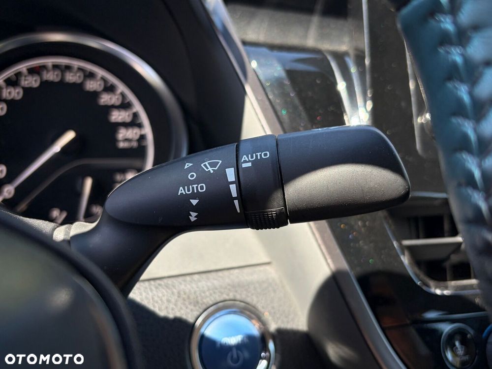 Toyota Camry 2.5 Hybrid Comfort CVT - 24