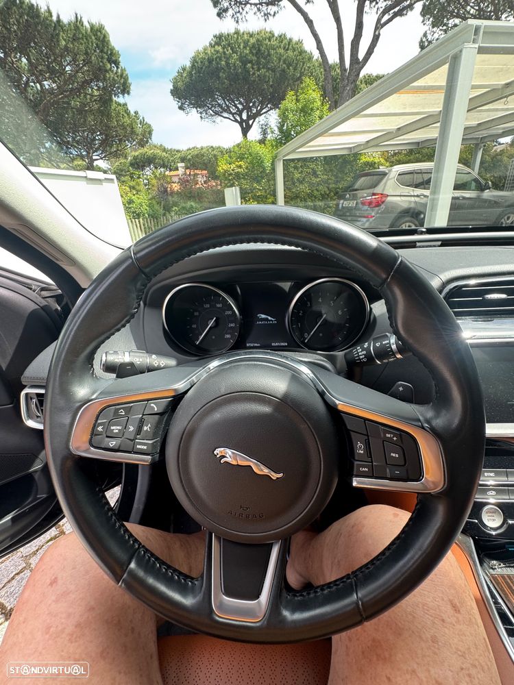 Jaguar XE 20t Prestige - 9