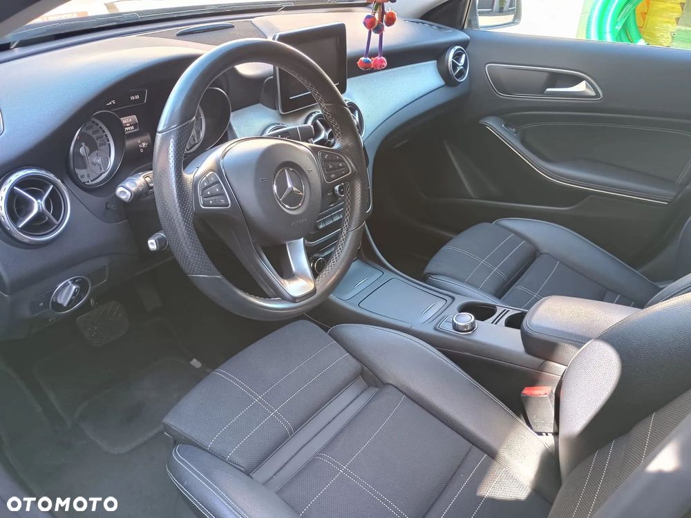 Mercedes-Benz GLA 200 7G-DCT - 10