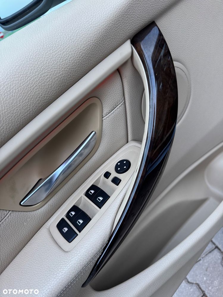 BMW Seria 3 328i xDrive - 24