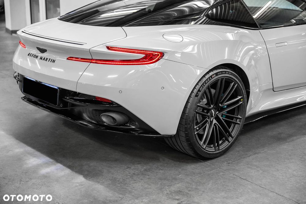 Aston Martin DB12 - 9