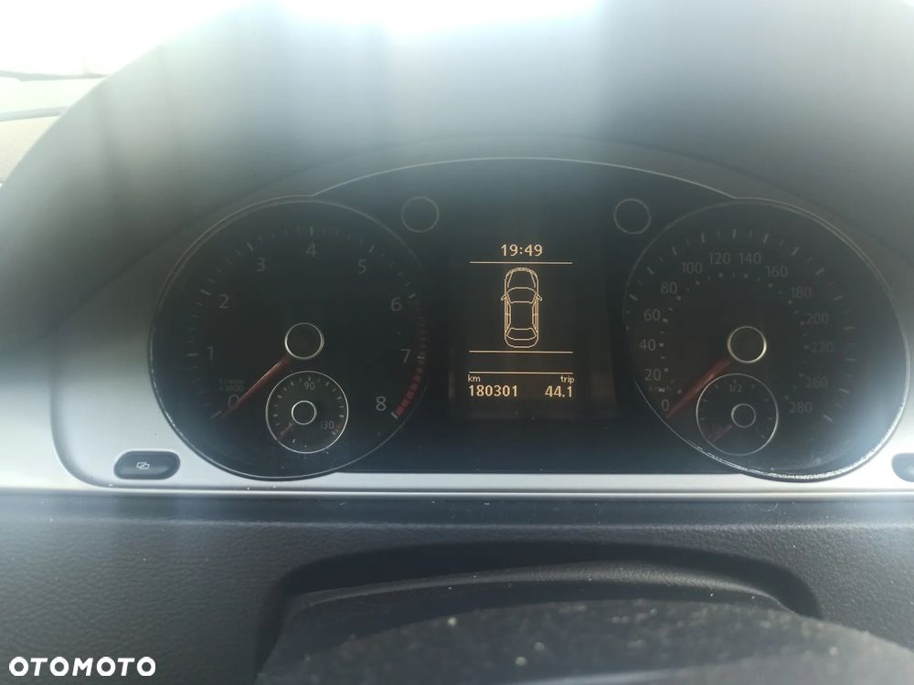 Volkswagen Passat - 11