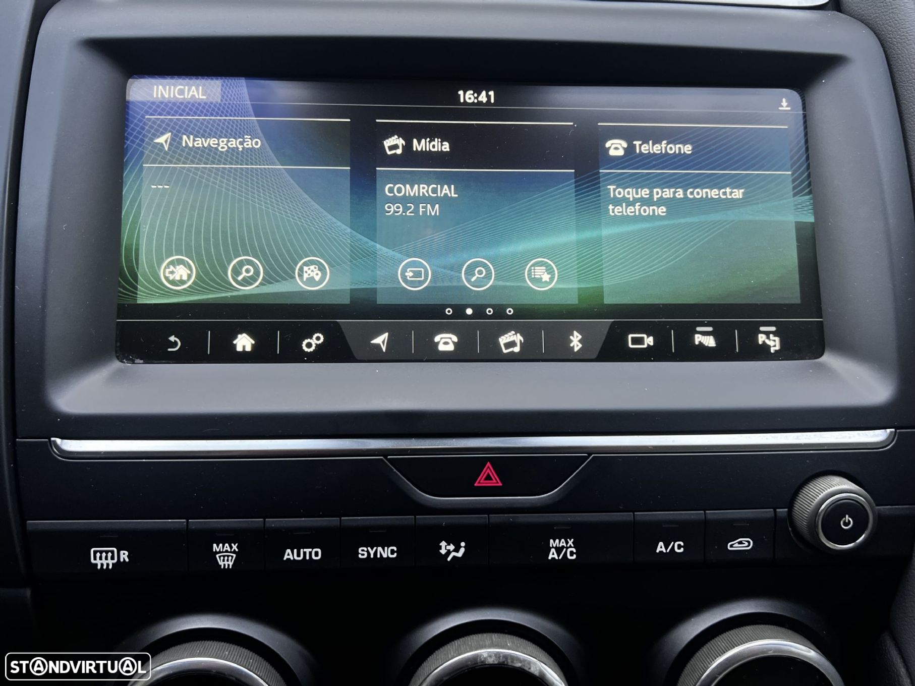 Jaguar E-Pace 2.0 i4D R-Dynamic S - 29