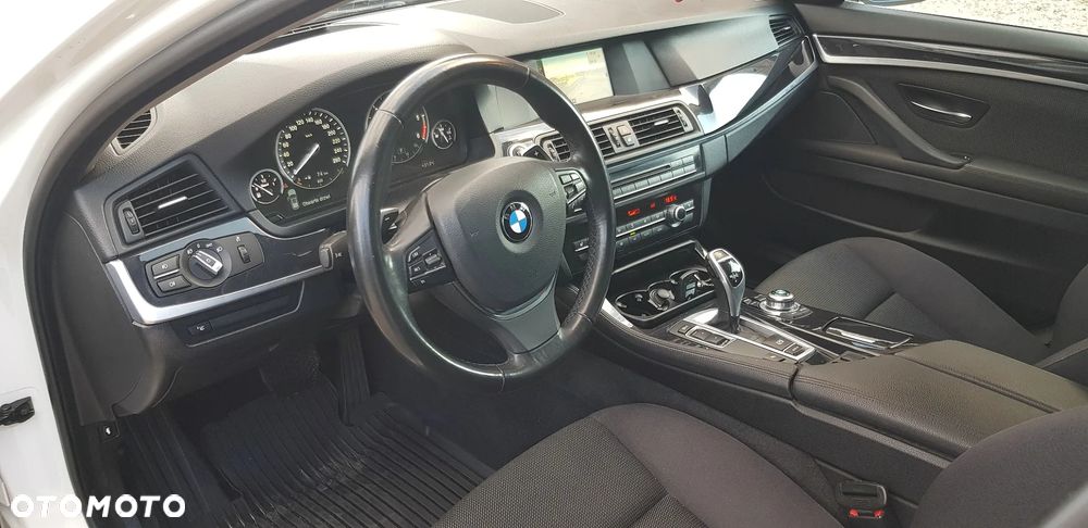 BMW Seria 5 525d xDrive - 11