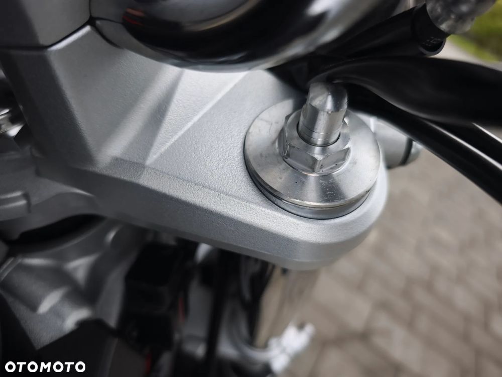 Suzuki GSR - 22