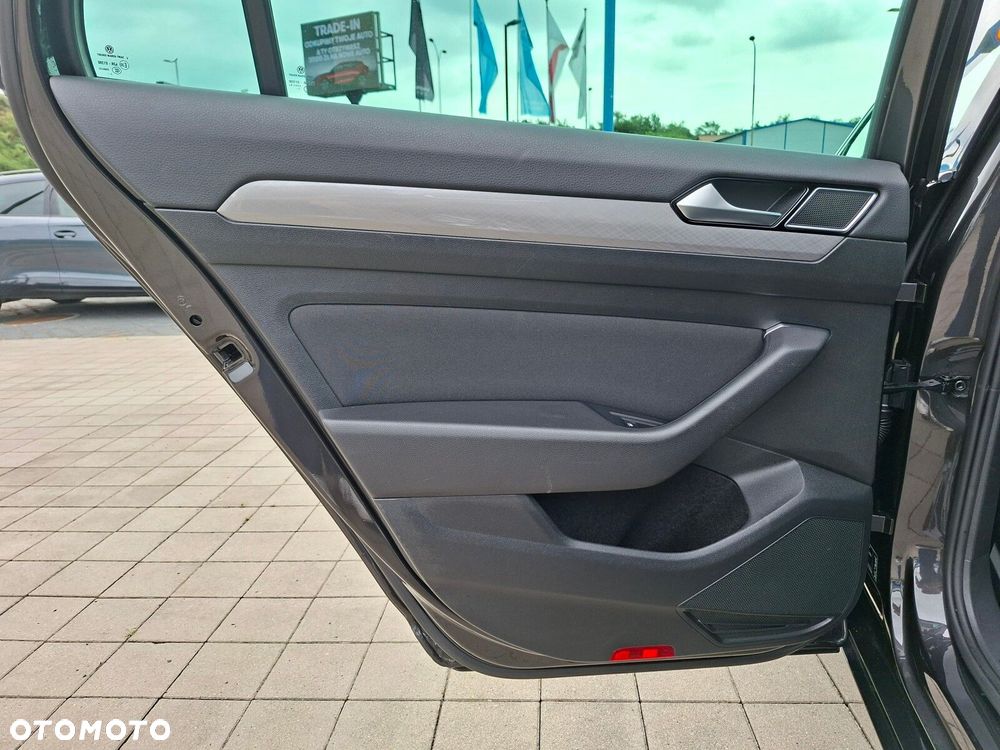 Volkswagen Passat - 12