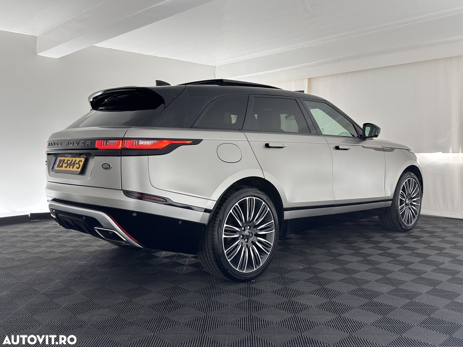 Land Rover Range Rover Velar 3.0 R-Dynamic - 2