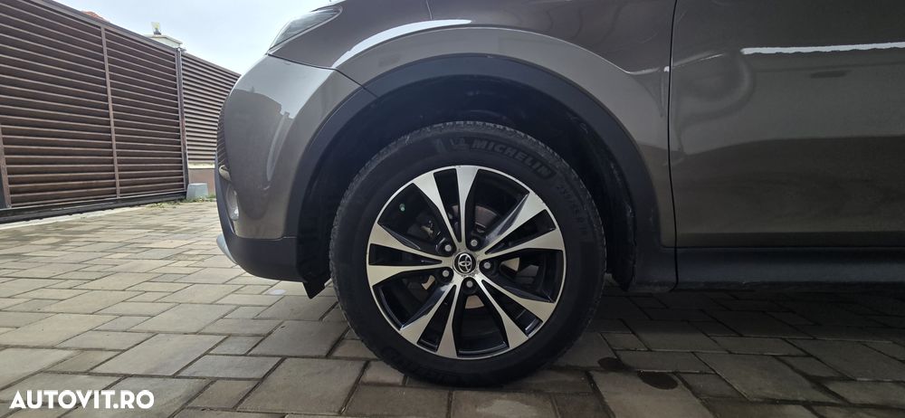Toyota RAV4 2.2 D-4CAT 4WD Aut Luxury 18" - 17