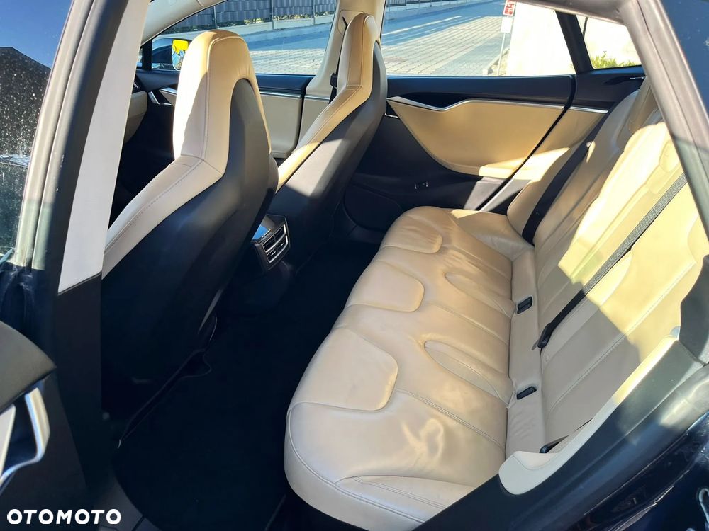 Tesla Model S - 10