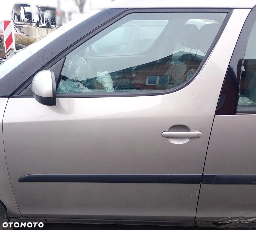 SKODA ROOMSTER 9202 drzwi lewe przednie lewy przód