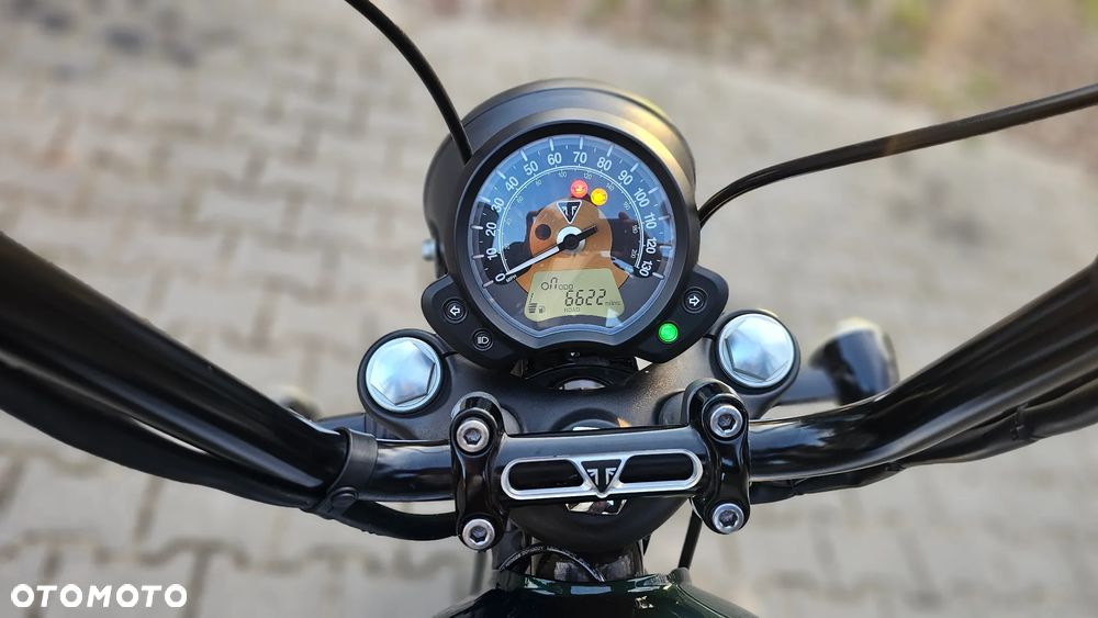 Triumph Bonneville Bobber - 14