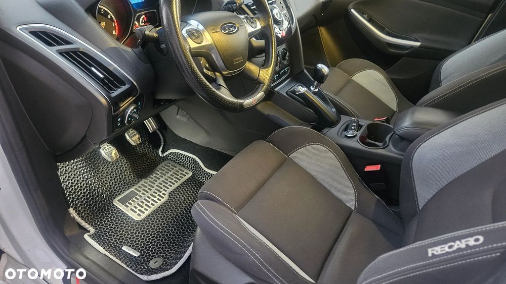 Ford Focus 2.0 EcoBoost ST mit Leder-Sport-Paket - 17