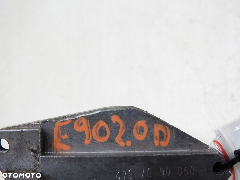 TERMOSTAT CHŁODNICZKI OLEJU SKRZYNI BMW 3 E90 2.0D - 6