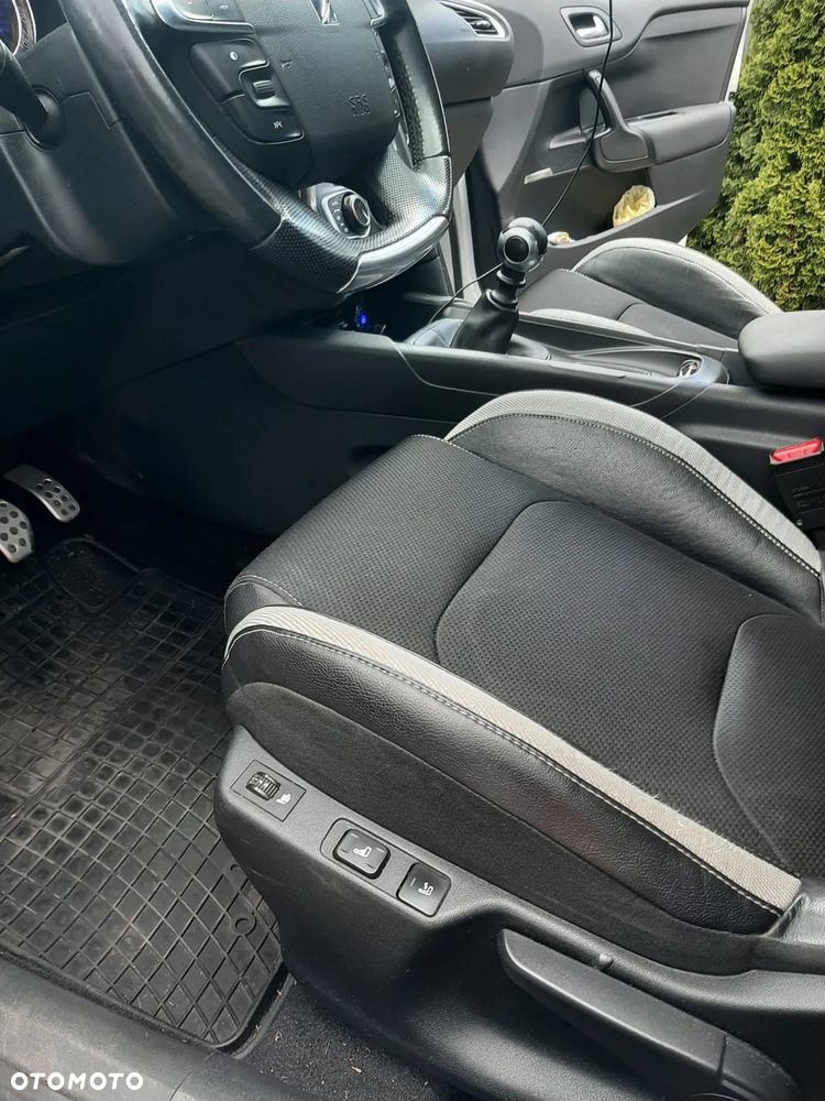 Citroën DS4 e-HDi 110 SoChic - 19