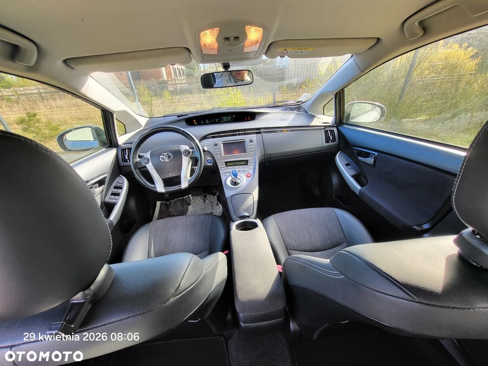 Toyota Prius (Hybrid) Executive - 18