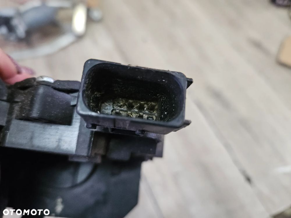 Zamek drzwi lewy przód przedni OPEL MERIVA B 2012r Europa 6 pin 13128231 - 3