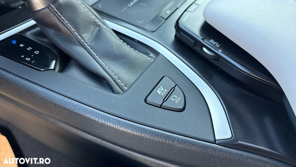 Lexus UX 250h FWD Executive - 31