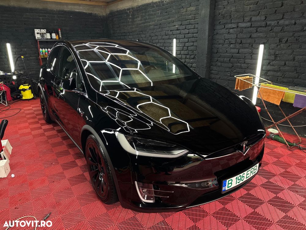 Tesla Model X - 12