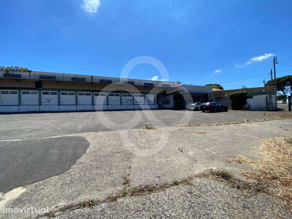 Armazém dividido em três pavilhões com logradouro em Belas em Sintra - Grande imagem: 5/51