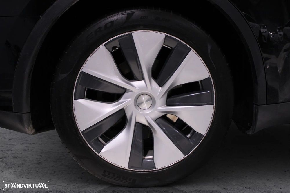Tesla Model Y - 12