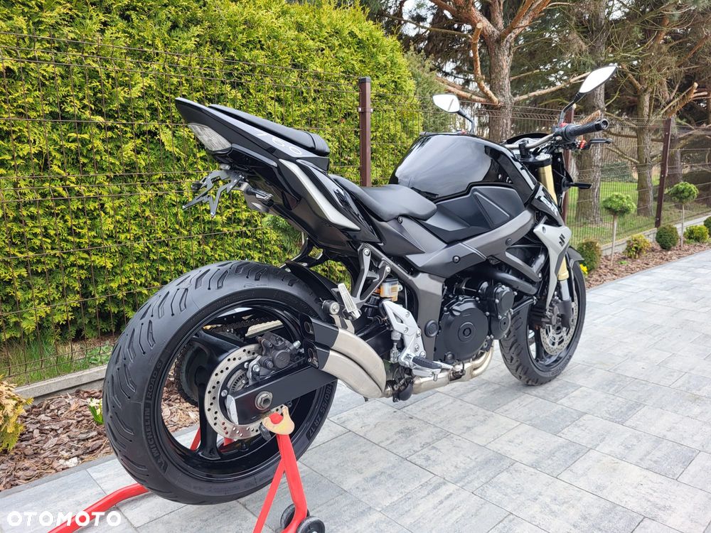 Suzuki GSR - 9