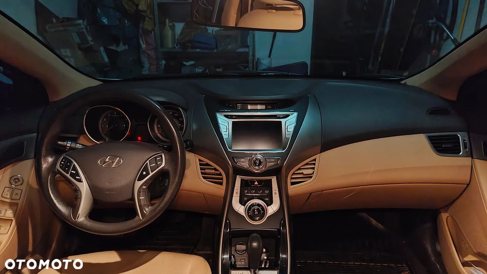 Hyundai Elantra - 4