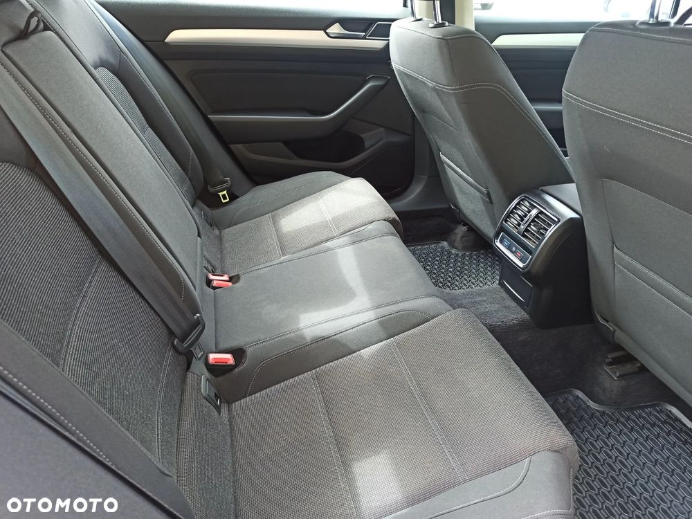 Volkswagen Passat 2.0 TDI SCR Comfortline - 16