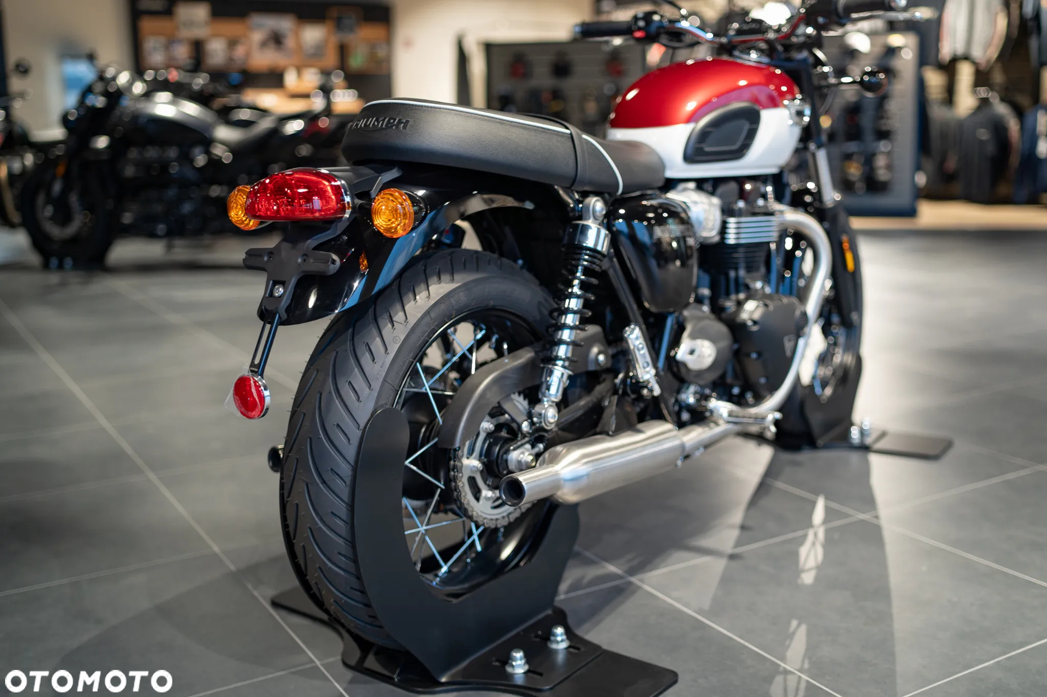 Triumph Bonneville - 4