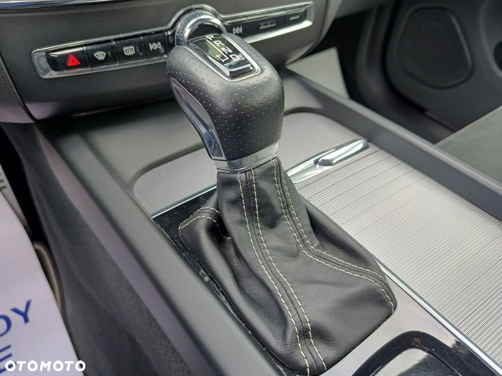 Volvo XC 60 D4 SCR R-Design - 24