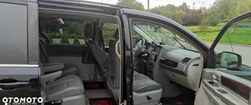 Chrysler Town & Country - 29