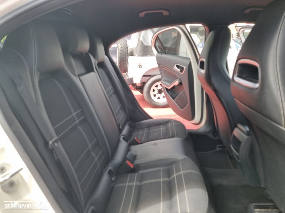 Mercedes-Benz A 180 d AMG Line - 23