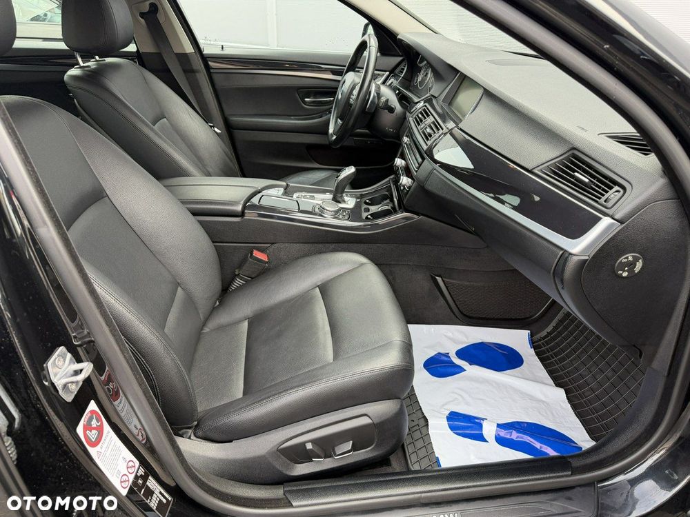 BMW Seria 5 525d Sport-Aut - 36