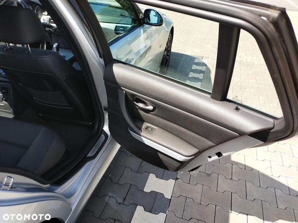 BMW Seria 3 325i xDrive - 10