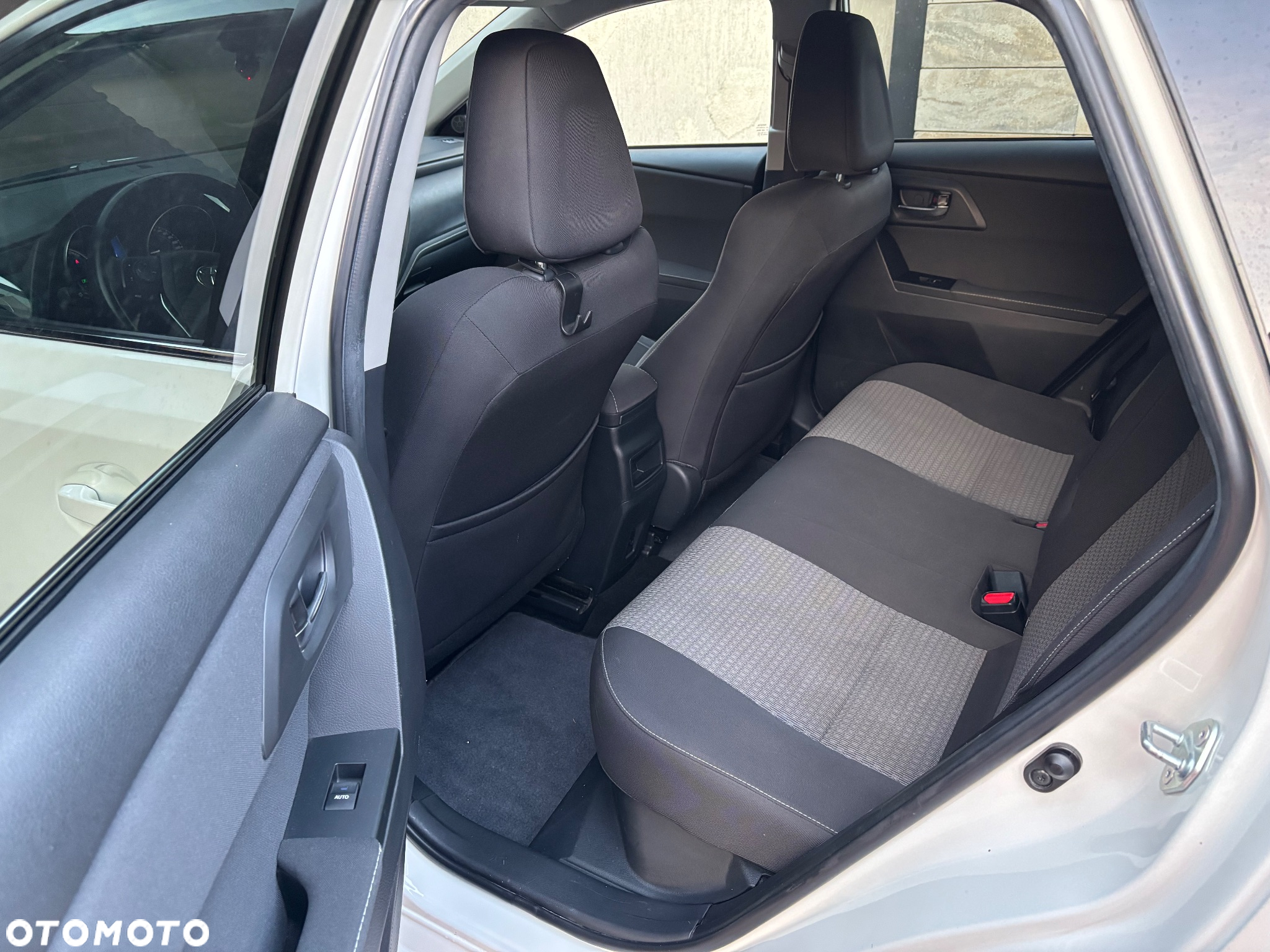 Toyota Auris Hybrid 135 Selection - 11