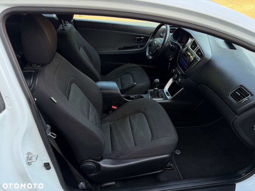 Kia Ceed 1.6 GDI Dream Team Edition - 22
