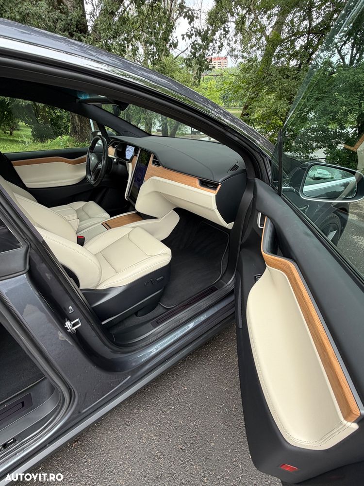 Tesla Model X - 13