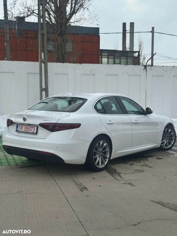 Alfa Romeo Giulia 2.2 AT8 Business - 4