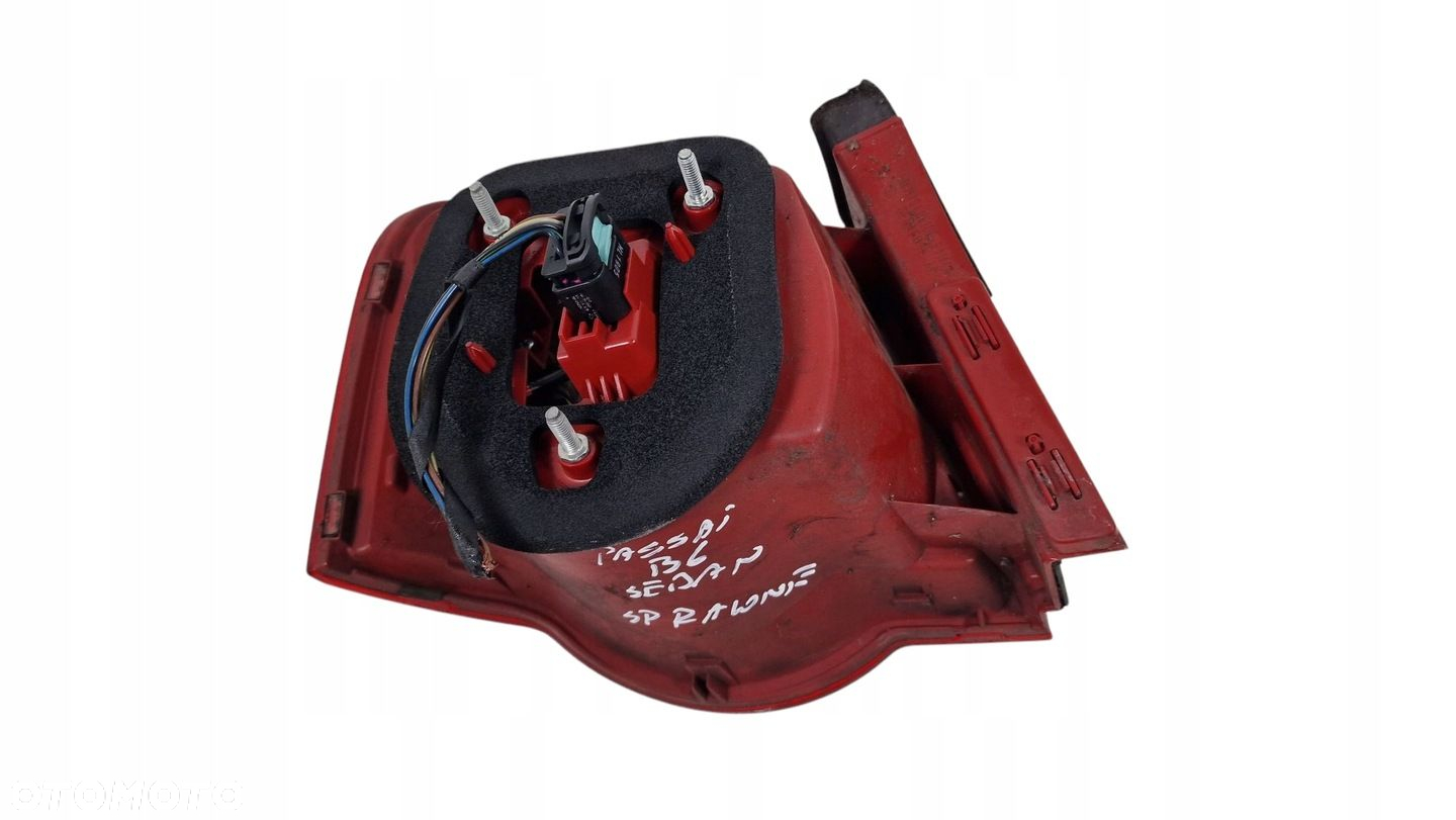 VW PASSAT B6 SEDAN LAMPA TYLNA PRAWA ORG. ŁADNA LEDY SPRAWNE - 2
