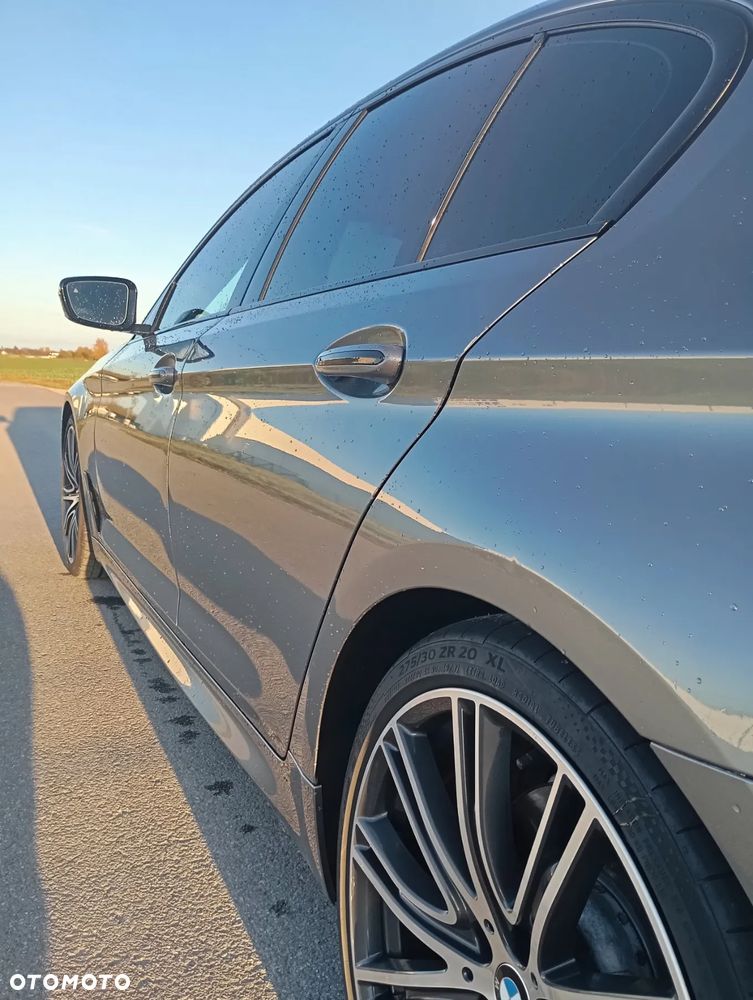 BMW Seria 5 M550i xDrive - 14