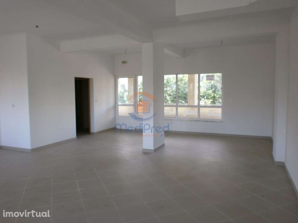 Loja de 80m2 com BOX na Reboleira - Grande imagem: 3/10