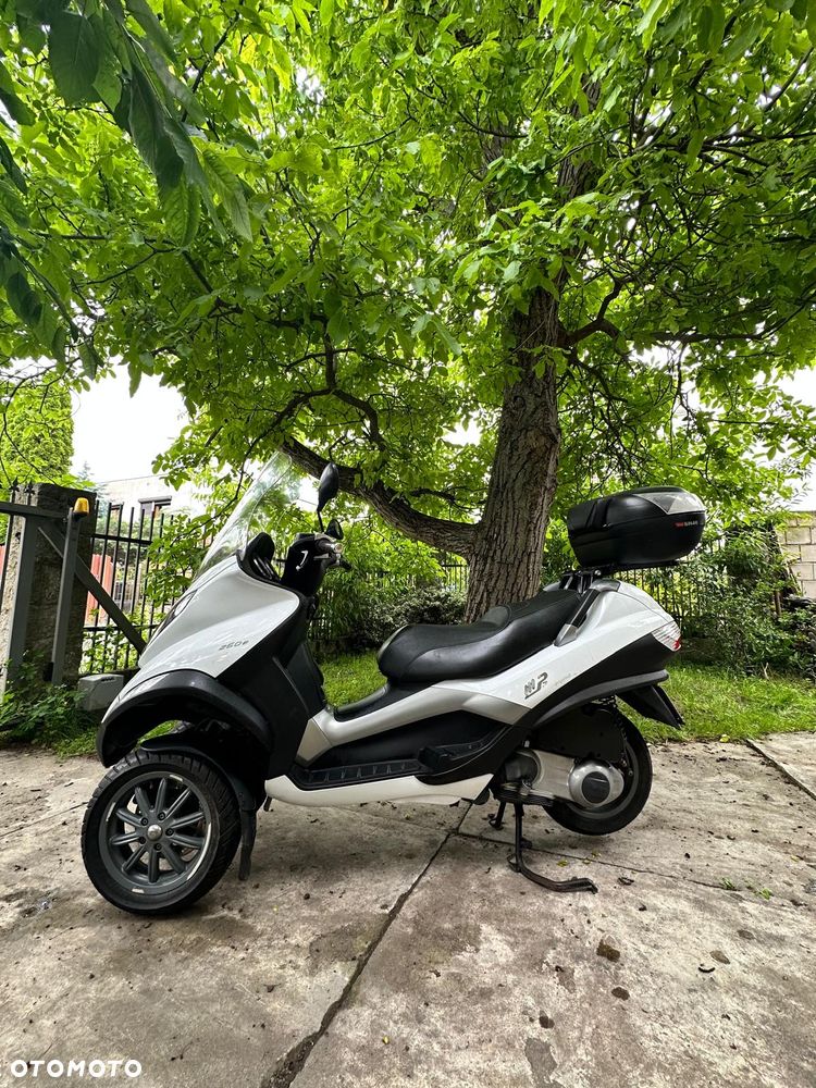 Piaggio MP-3 - 5