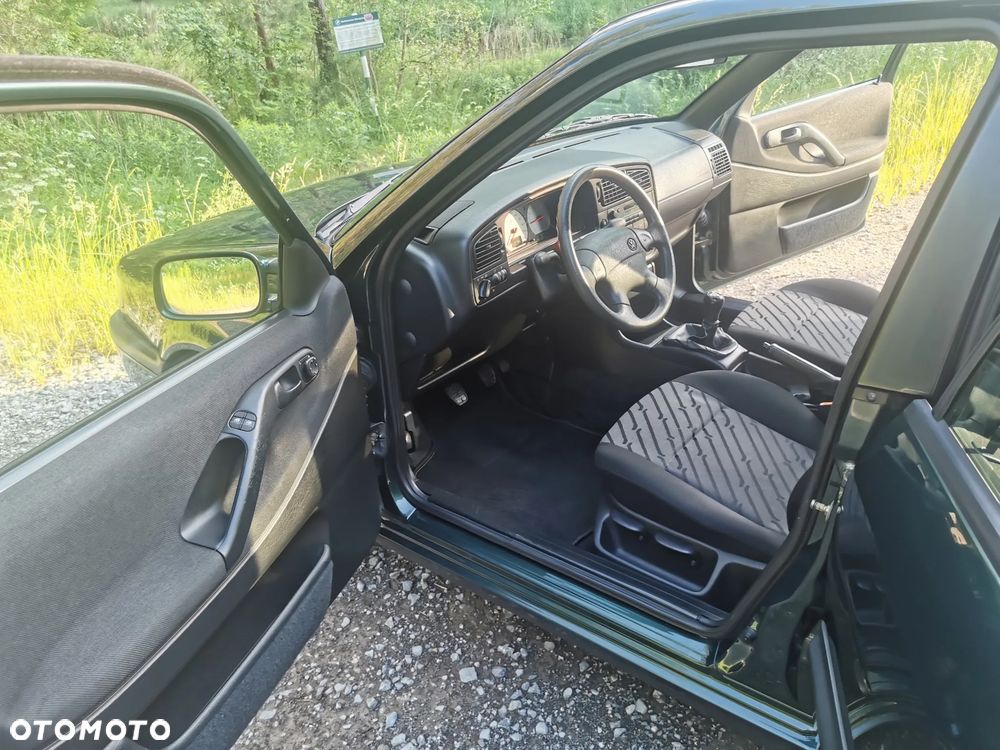 Volkswagen Passat 1.8 GL - 27