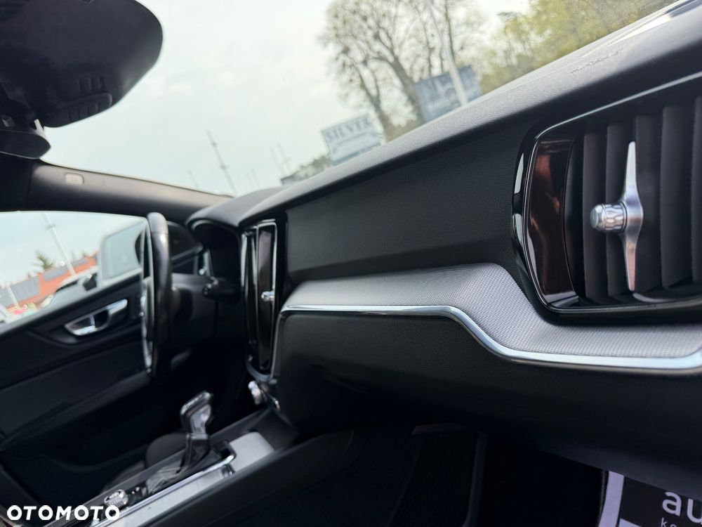 Volvo V60 D3 R-Design - 28