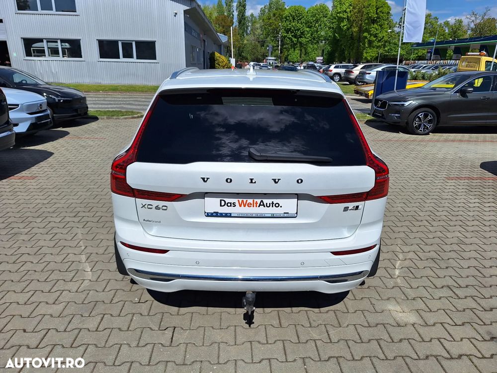 Volvo XC 60 B4 MHEV AT AWD Plus Dark - 12