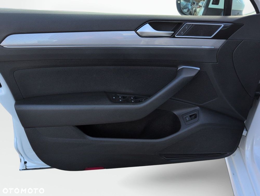 Volkswagen Passat Variant 2.0 TSI Business DSG - 17